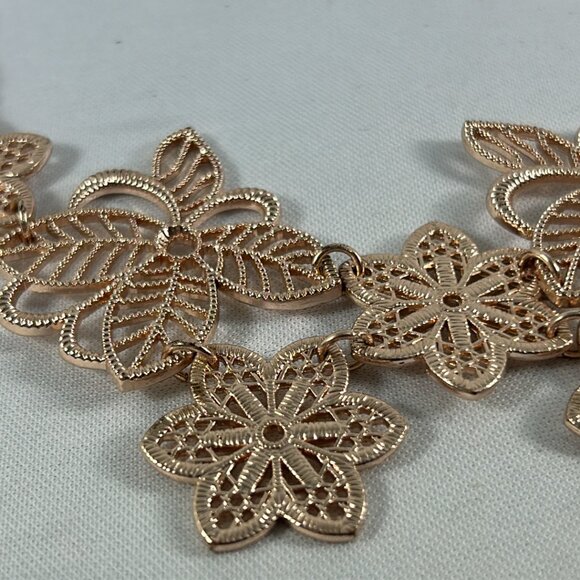 1946 Gold Tone Open Work Flower Necklace Bib Style Floral Statement - Picture 3 of 11